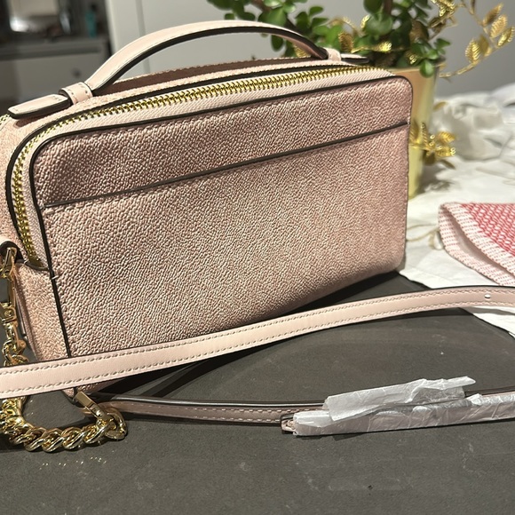A brand new Michael kors handbag,in pink . It is so stylish and spacious - Picture 4 of 6